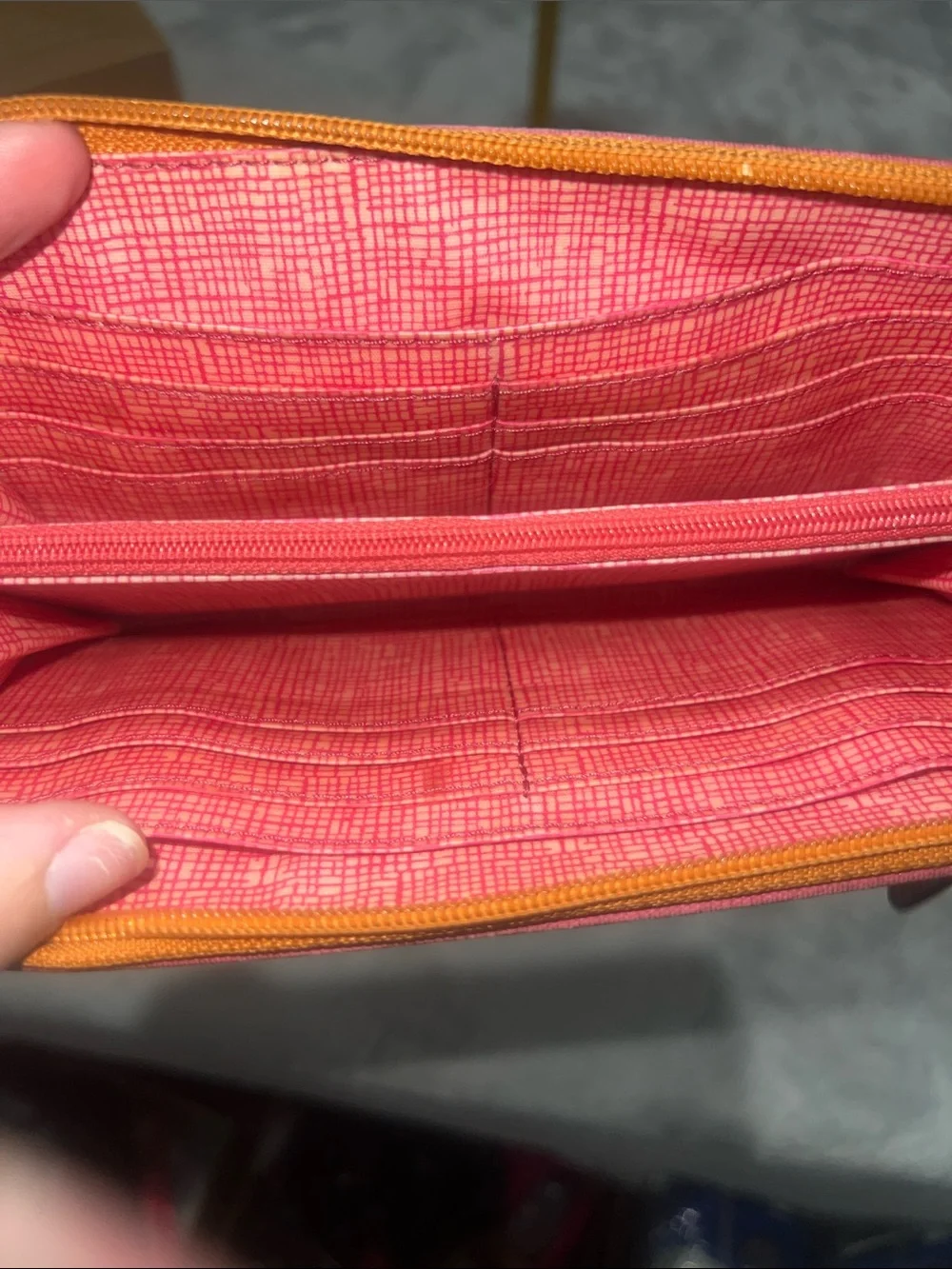 vintage Fossil zip-around wallet styled with an orange and white geometric